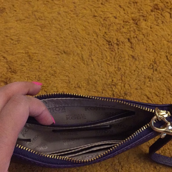 Michael Kors wristlet - Picture 4 of 4
